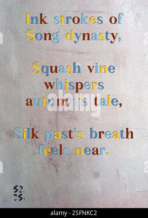 Tintenstriche der Song-Dynastie, Squash Vine flüstert herbstliche Geschichte, Silk Past fühlt sich nahe an. Carlos de las Mareas's Silberne Schriftstellergilde. Kunst von Zsuzsa Szikra. Poetry Art Print, Triplumes ist eine einzigartige poetische Form, die vom traditionellen Haiku inspiriert ist und aus drei Linien besteht, die Momente der Klarheit, der Emotionen und der Einsicht einfangen. In unserer Kollektion setzen wir uns für die Freiheit der Sprache ein, wo das Vermischen von Wörtern und das Entfernen von Bindestrichen mehr ist als eine stilistische Wahl – sie ist eine Möglichkeit, Einheit und Nähe zwischen Ideen zu vermitteln und einen fließenden, kompakten Ausdruck zu schaffen, der mit den Rhythmen o übereinstimmt Stockfoto