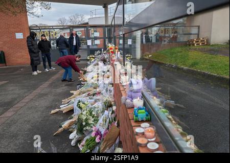 Essonne, Frankreich. Februar 2025. Die Einwohner von Epinay-sur-Orge zollen Louise, die am 9. Februar 2025 tot in Essonne gefunden wurde, mit Blumen und Kerzen Tribut. Louise, 11 Jahre alt, wurde bei der Rückkehr vom Andre Maurois College in Epinay sur Orge getötet. Seit Freitag wurde ihre Leiche im Templerwald zwischen Epinay-sur-Orge und Longjumeau gefunden. Eine starke Emotion und viele Reflexionen vor der Schule des jungen Teenagers. Foto: Jean Pierre Nguyen Van Hai Barbier/ABACAPRESS. COM Credit: Abaca Press/Alamy Live News Stockfoto