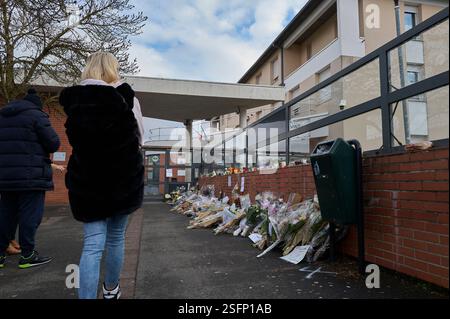 Essonne, Frankreich. Februar 2025. Die Einwohner von Epinay-sur-Orge zollen Louise, die am 9. Februar 2025 tot in Essonne gefunden wurde, mit Blumen und Kerzen Tribut. Louise, 11 Jahre alt, wurde bei der Rückkehr vom Andre Maurois College in Epinay sur Orge getötet. Seit Freitag wurde ihre Leiche im Templerwald zwischen Epinay-sur-Orge und Longjumeau gefunden. Eine starke Emotion und viele Reflexionen vor der Schule des jungen Teenagers. Foto: Jean Pierre Nguyen Van Hai Barbier/ABACAPRESS. COM Credit: Abaca Press/Alamy Live News Stockfoto