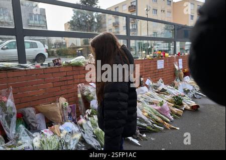 Essonne, Frankreich. Februar 2025. Die Einwohner von Epinay-sur-Orge zollen Louise, die am 9. Februar 2025 tot in Essonne gefunden wurde, mit Blumen und Kerzen Tribut. Louise, 11 Jahre alt, wurde bei der Rückkehr vom Andre Maurois College in Epinay sur Orge getötet. Seit Freitag wurde ihre Leiche im Templerwald zwischen Epinay-sur-Orge und Longjumeau gefunden. Eine starke Emotion und viele Reflexionen vor der Schule des jungen Teenagers. Foto: Jean Pierre Nguyen Van Hai Barbier/ABACAPRESS. COM Credit: Abaca Press/Alamy Live News Stockfoto