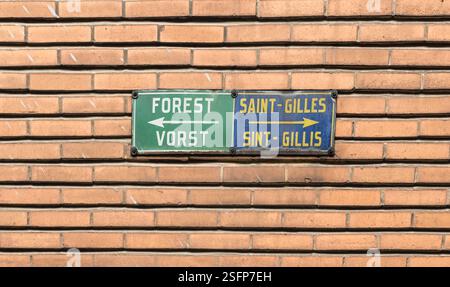 Saint-Gilles, Region Brüssel-Hauptstadt - Belgien - 09 07 2019 Straßenschild auf einer gelben Ziegelmauer, das die Grenze der Gemeinden Forest und Saint-Gilles anzeigt Stockfoto