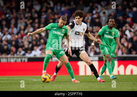 Valencia, Spanien. Februar 2025. VALENCIA, SPANIEN - 9. FEBRUAR: Darko Brasanac Central Mittelfeld der CF Leganes tritt am 9. Februar 2025 im Mestalla Stadium in Valencia um den Ball an. (Foto von Jose Torres/Photo Players Images/Magara Press) Credit: Magara Press SL/Alamy Live News Stockfoto