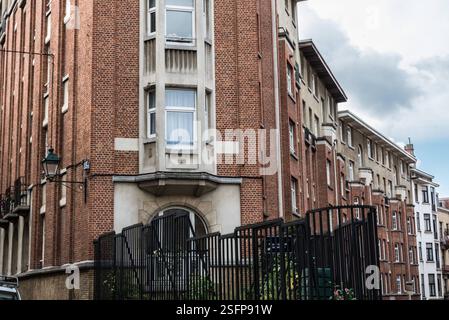 Saint-Gilles, Region Brüssel-Hauptstadt - Belgien - 09 07 2019 gebogene Reihe von Sozialwohnungen Stockfoto