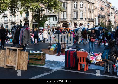 Saint-Gilles, Region Brüssel-Hauptstadt - Belgien - 09 07 2019 Menschen kaufen Vintage-Kleidung und altmodische Artikel Stockfoto