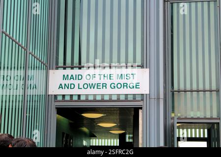 Touristen treffen sich an der Maid of the Mist Station in der Nähe der Niagarafälle. Stockfoto