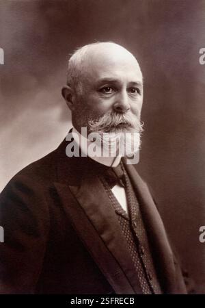 1903 c, FRANKREICH : der französische Physiker Antoine HENRI BECQUEREL ( 1852–1908). PHYSIK NOBELPREISTRÄGER 1903 mit PIERRE und MARIE CURIE für grundlegende Ergebnisse bei der Erforschung der RADIOAKTIVITÄT . Foto von Paul NADAR , Paris . - Radioattività - GESCHICHTE - Foto STORICHE - TEORIA QUANTICA - DEI QUANTI - FISICA - FISICO - SCIENZA - WISSENSCHAFT - PREMIO NOBEL - Porträt - ritratto - Bart - barba - papillon - Krawattenschleife - Cravatta - ARCHIVIO GBB Stockfoto