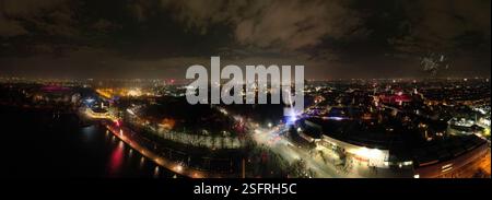 Ein wahrhaft atemberaubender Panoramablick, der die pulsierenden Lichter der Stadt während der Nacht der Hannover Maschsee Drone zum Neujahr 20 wunderschön einfängt Stockfoto
