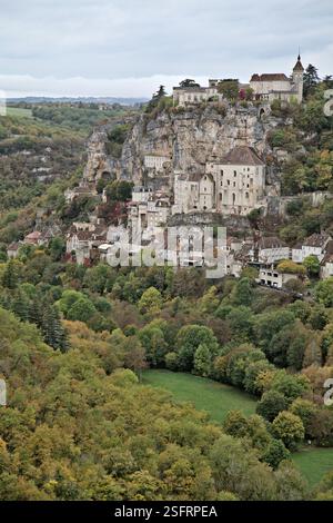 Rocamadour bietet atemberaubende Architektur an den Klippen inmitten von üppigem Grün und dramatischem Himmel, reich an Geschichte. Stockfoto