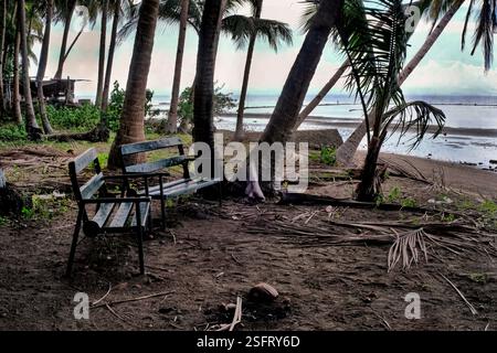 Bänke in einem abgelegenen Strandhotel in einer Stadt Cebu, Philippinen. Stockfoto