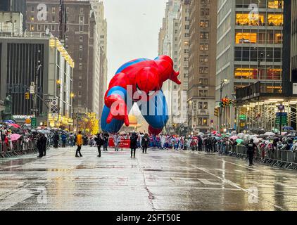 New York, New York, 28. November 2024: Während der jährlichen Thanksgiving Day Parade in New York City schwingt der Amazing Spider-man Ballon entlang der 6th Avenue. Stockfoto