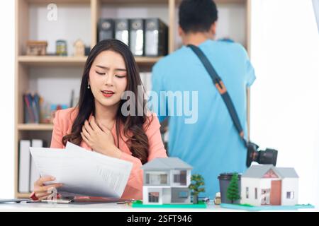 Asiatische Immobilienmaklerin sitzt im Büro und bereitet Dokumente vor. Geschäftsfrau Immobilienmakler, weil Immobiliengeschäft weiter wird Stockfoto