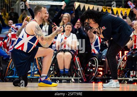 Der Veteran der Armee James Cairns schlägt seinem Partner Hannah Wild nach dem Spiel des Royal British Legion Teams UK gegen Columbia im Rollstuhlbasketball während der Invictus Games 2025 in Vancouver vor. Die Spiele finden in Vancouver und Whistler statt. Bilddatum: Samstag, 9. Februar 2025. Stockfoto