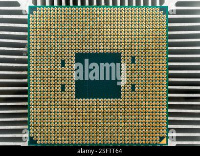 Stiftseite eines CPU-Prozessors, der auf einem Kühler montiert ist Stockfoto