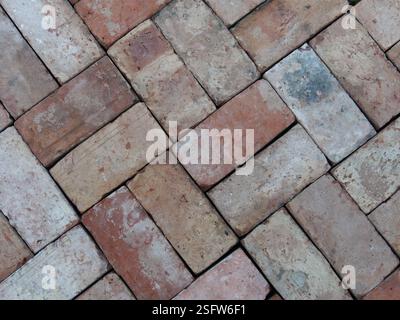Zurückgewonnener Ziegelpfad im diagonalen Schachbrettmuster Stockfoto