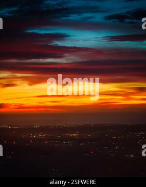 Dramatischer Sonnenuntergang. Aus der Vogelperspektive von einem Landungsflugzeug zum Flughafen Lissabon mit Blick auf den fantastischen farbenfrohen Sonnenuntergang über der Stadt Stockfoto