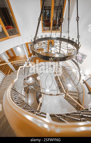 Blick von oben auf eine elegante Treppe mit Kronleuchter und Holzgeländer, Hotel Krone Lamm, Zavelstein, Schwarzwald, Deutschland, Europa Stockfoto