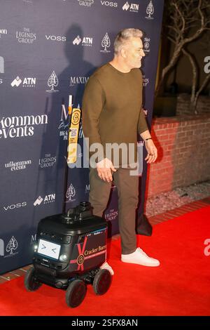 New Orleans, Usa. Februar 2025. Der Quarterback Kurt Warner steht neben dem Käsewagen Cracker Barrell während der Maxim Magazine Saints and Sinners Super Bowl Party in der Generations Hall am Samstag, den 8. Februar 2024 in New Orleans, Louisiana. (Foto: Peter G. Forest/SIPA USA) Credit: SIPA USA/Alamy Live News Stockfoto