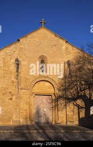 Die Westfassade der romanischen Kirche im alten bourg von Iguerande, Brionnais, Saone-et-Loire, Bourgogne-Franche-Comte, Frankreich, Europa Stockfoto