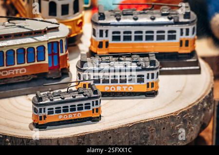 Porto, Portugal - 28. Dezember 2024: Miniaturfiguren der legendären Straßenbahn in einem Geschäft in Porto Stockfoto