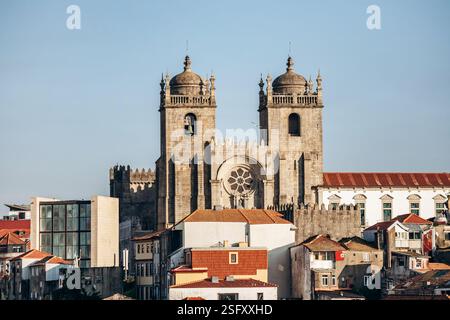 Abendblick auf die Kathedrale von Porto von Miradouro da Vitoria Stockfoto