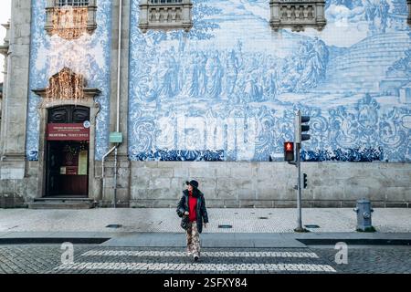 Porto, Portugal - 28. Dezember 2024: Igreja do Carmo (Carmo-Kirche), eine der ältesten und schönsten Kirchen im historischen Zentrum von Porto Stockfoto