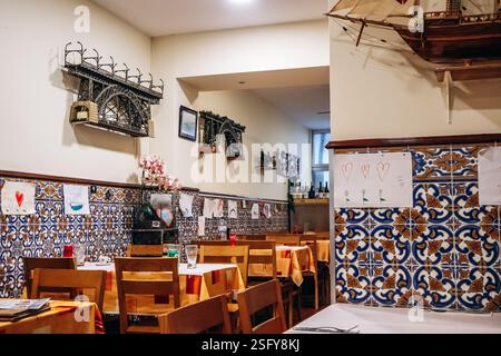 Vila Nova de Gaia, Portugal - 28. Dezember 2024: Inneneinrichtung eines kleinen traditionellen portugiesischen Restaurants in Vila Nova de Gaia Stockfoto