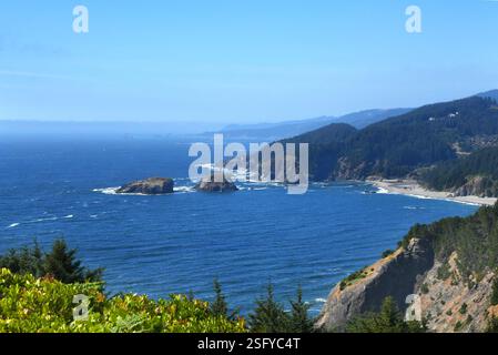 Der Aussichtspunkt House Rock überblickt die Oregon Coast am Highway 101 auf dem Samuel H. Boardman Scenic Corridor. Es hat blaues Wasser, Strände und Seestapel Stockfoto