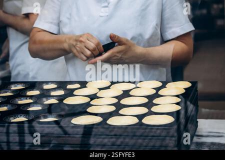 Ein Konditor, der das berühmte Pastel de Nata in Porto, Portugal, zubereitet Stockfoto