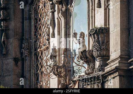 Porto, Portugal - 28. Dezember 2024: Igreja do Carmo (Carmo-Kirche), eine der ältesten und schönsten Kirchen im historischen Zentrum von Porto Stockfoto