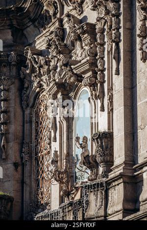 Porto, Portugal - 28. Dezember 2024: Igreja do Carmo (Carmo-Kirche), eine der ältesten und schönsten Kirchen im historischen Zentrum von Porto Stockfoto