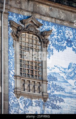 Porto, Portugal - 28. Dezember 2024: Igreja do Carmo (Carmo-Kirche), eine der ältesten und schönsten Kirchen im historischen Zentrum von Porto Stockfoto
