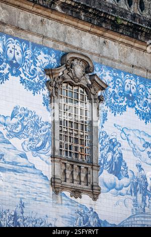 Porto, Portugal - 28. Dezember 2024: Igreja do Carmo (Carmo-Kirche), eine der ältesten und schönsten Kirchen im historischen Zentrum von Porto Stockfoto