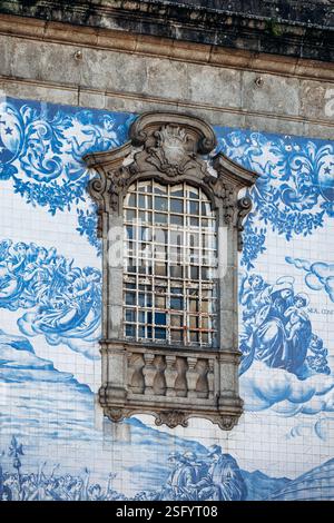 Porto, Portugal - 28. Dezember 2024: Igreja do Carmo (Carmo-Kirche), eine der ältesten und schönsten Kirchen im historischen Zentrum von Porto Stockfoto