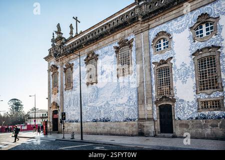 Porto, Portugal - 28. Dezember 2024: Igreja do Carmo (Carmo-Kirche), eine der ältesten und schönsten Kirchen im historischen Zentrum von Porto Stockfoto