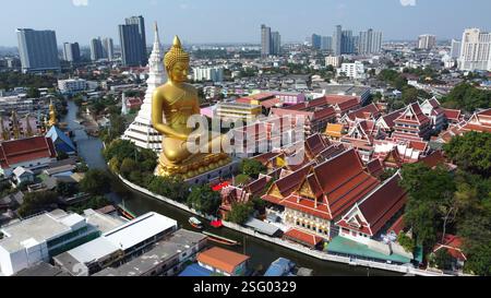 Aus der Vogelperspektive einer großen goldenen Buddha-Statue im Tempel Wat Paknam Phasi Charoen in Bangkok, Thailand. Stockfoto