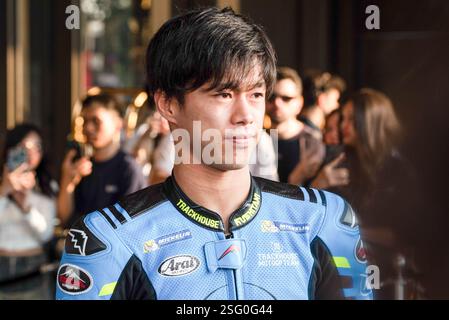 Bangkok, Thailand. Februar 2025. Der japanische Fahrer Ai Ogura vom Trackhouse MotoGP Team wurde während der MotoGP-Saison Premiere 2025 in einem Einkaufszentrum in Bangkok gesehen. Quelle: SOPA Images Limited/Alamy Live News Stockfoto