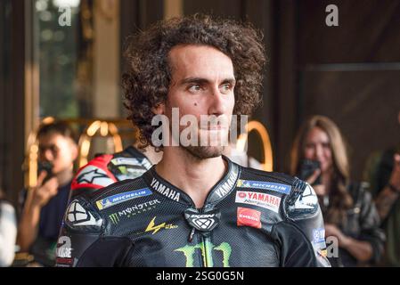 Bangkok, Thailand. Februar 2025. Der spanische Fahrer Alex Rins vom Monster Energy Yamaha MotoGP Team wurde während der MotoGP-Saison Premiere 2025 in einem Einkaufszentrum in Bangkok gesehen. Quelle: SOPA Images Limited/Alamy Live News Stockfoto