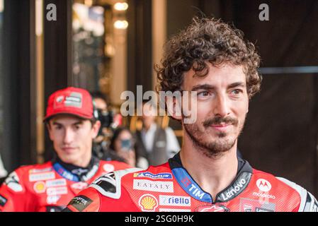 Bangkok, Thailand. Februar 2025. Der italienische Fahrer Francesco Bagnaia (R) vom Ducati Lenovo Team wurde während der MotoGP-Saison Premiere 2025 in einem Einkaufszentrum in Bangkok gesehen. Quelle: SOPA Images Limited/Alamy Live News Stockfoto