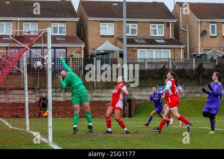 Rotherham, Großbritannien. Februar 2025. Rotheham united Torhüter Ashleigh Ridsdel-Harrison wird mit einem Freistoß von Rachael St. geschlagen John Mosse von New Bradwell St Peter Women vertuschte ein Tor im East Midlands Women's Regional Football League Cup Rotherham United Women gegen New Bradwell St Peter Women Credit: Clive Stapleton/Alamy Live News Credit: Clive Stapleton/Alamy Live News Credit: Clive Stapleton/Alamy Live News Stockfoto