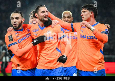 Angers, Frankreich, Frankreich. Februar 2025. Adrien RABIOT aus Marseille feiert sein Tor mit Amine GOUIRI aus Marseille und Leonardo BALERDI aus Marseille während des Ligue-1-Spiels zwischen Angers SCO und Olympique de Marseille (OM) im Raymond Kopa Stadion am 9. Februar 2025 in Angers, Frankreich. (Kreditbild: © Matthieu Mirville/ZUMA Press Wire) NUR REDAKTIONELLE VERWENDUNG! Nicht für kommerzielle ZWECKE! Stockfoto