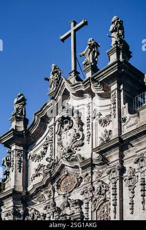 Porto, Portugal - 28. Dezember 2024: Igreja do Carmo (Carmo-Kirche), eine der ältesten und schönsten Kirchen im historischen Zentrum von Porto Stockfoto