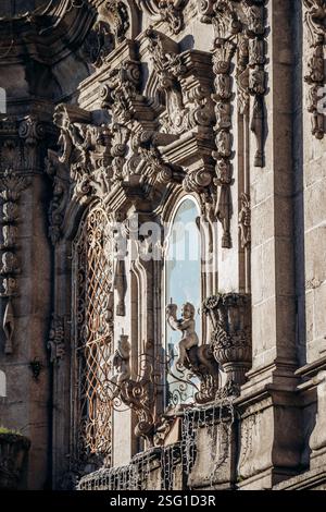 Porto, Portugal - 28. Dezember 2024: Igreja do Carmo (Carmo-Kirche), eine der ältesten und schönsten Kirchen im historischen Zentrum von Porto Stockfoto