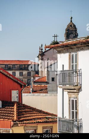 Malerischer Blick auf die wunderschönen Dächer von Porto vom Turm der Kathedrale von Porto Stockfoto