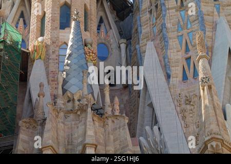 Nahaufnahme komplizierter architektonischer Details in einem historischen Gebäude mit einzigartigen Skulpturen und dekorativen Elementen, die eine Mischung aus Mo Stockfoto