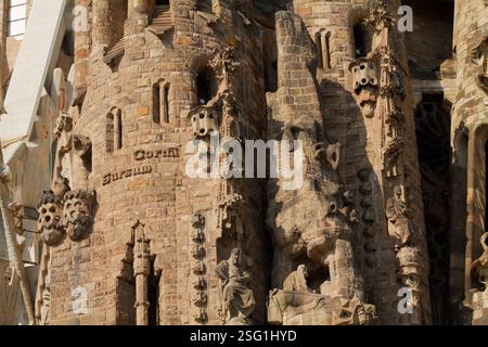 Aus nächster Nähe sehen Sie komplizierte Steinschnitzereien in einem historischen Gebäude mit detaillierten Skulpturen und architektonischen Elementen. Stockfoto