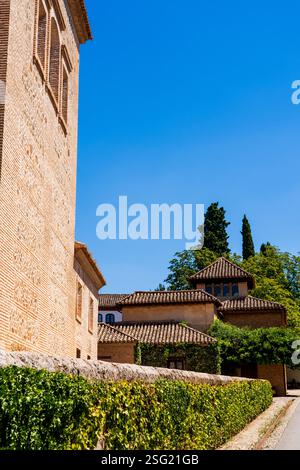 Die Klosterarchitektur der Alhambra mit einer Renaissanceziegelfassade und einem gefliesten Pavillon umgeben von grünen andalusischen Gärten Stockfoto