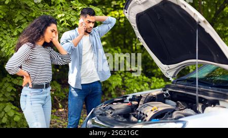 Junger arabischer Mann ruft am Telefon um Hilfe, Autopause Stockfoto