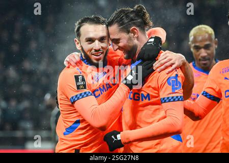 Angers, Frankreich, Frankreich. Februar 2025. Adrien RABIOT aus Marseille feiert sein Tor mit Amine GOUIRI aus Marseille beim Spiel der Ligue 1 zwischen Angers SCO und Olympique de Marseille (OM) im Raymond Kopa Stadium am 9. Februar 2025 in Angers, Frankreich. (Kreditbild: © Matthieu Mirville/ZUMA Press Wire) NUR REDAKTIONELLE VERWENDUNG! Nicht für kommerzielle ZWECKE! Stockfoto