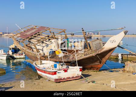 Eine Dhow (traditionelles Segelschiff) an Land zur Reparatur in Manama, Bahrain Stockfoto
