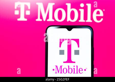 9. Februar 2025: In dieser Fotoabbildung wird das T-Mobile Logo NUR FÜR REDAKTIONELLE ZWECKE auf einem Smartphone-Bildschirm angezeigt (Credit Image: © SOPA Images via ZUMA Press Wire)! Nicht für kommerzielle ZWECKE! Stockfoto